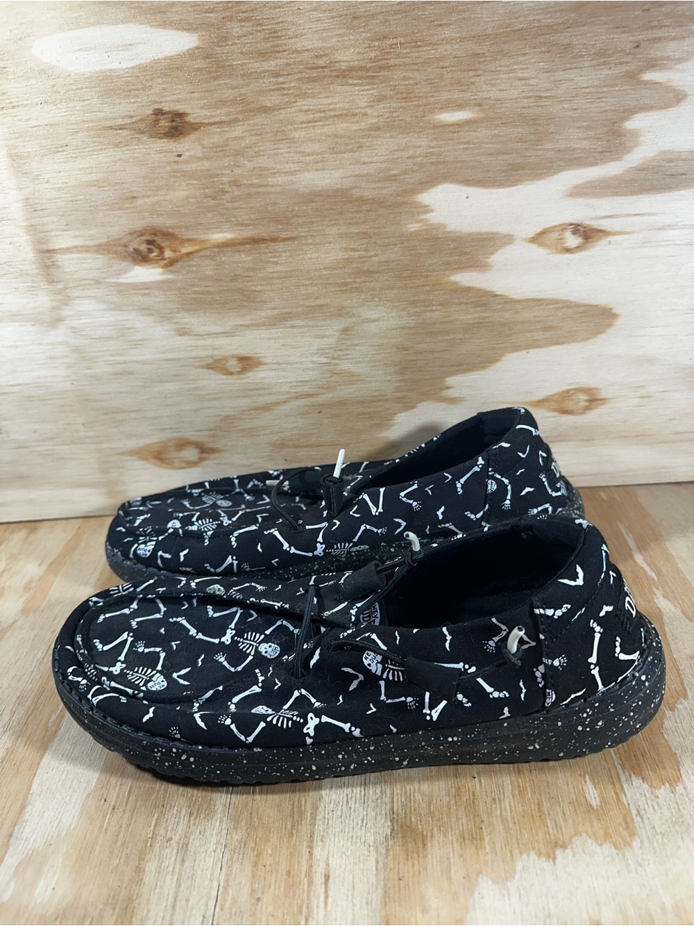 Hey Dude Halloween Black Skeleton Print Slip-On Shoes Women’s Size 11 - Picture 8 of 8